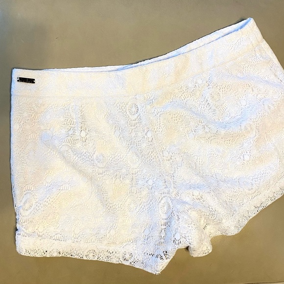 GUESS White lace shorts NWOT - Picture 2 of 4